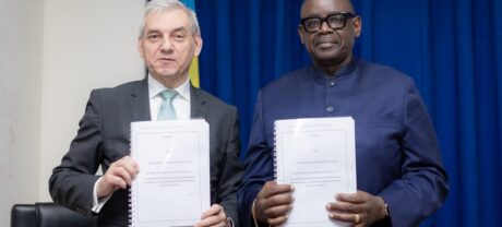 Signature officielle du contrat avec la société Xcalibur Multiphysics Group SL, portant sur la cartographie géophysique aéroportée et géologique du territoire national.